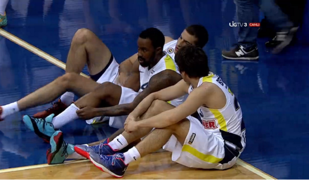 Košarkaši Fenerbahcea čekaju protivnika, foto: twitter