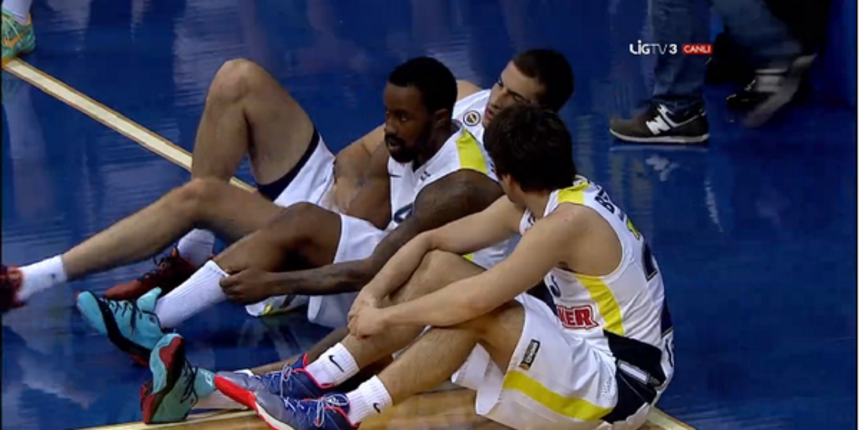 Košarkaši Fenerbahcea čekaju protivnika, foto: twitter Košarkaši Fenerbahcea čekaju protivnika, foto: twitter