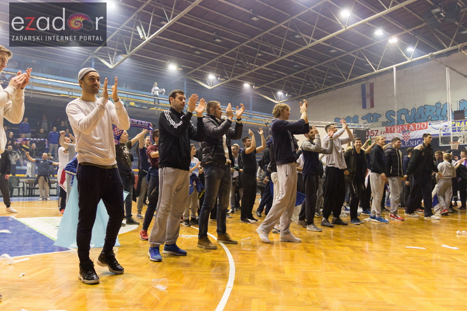 Humanitarno gledanje utakmice Zadar-Cibona (85-84) u Jazinama Humanitarno gledanje utakmice Zadar-Cibona (85-84) u Jazinama