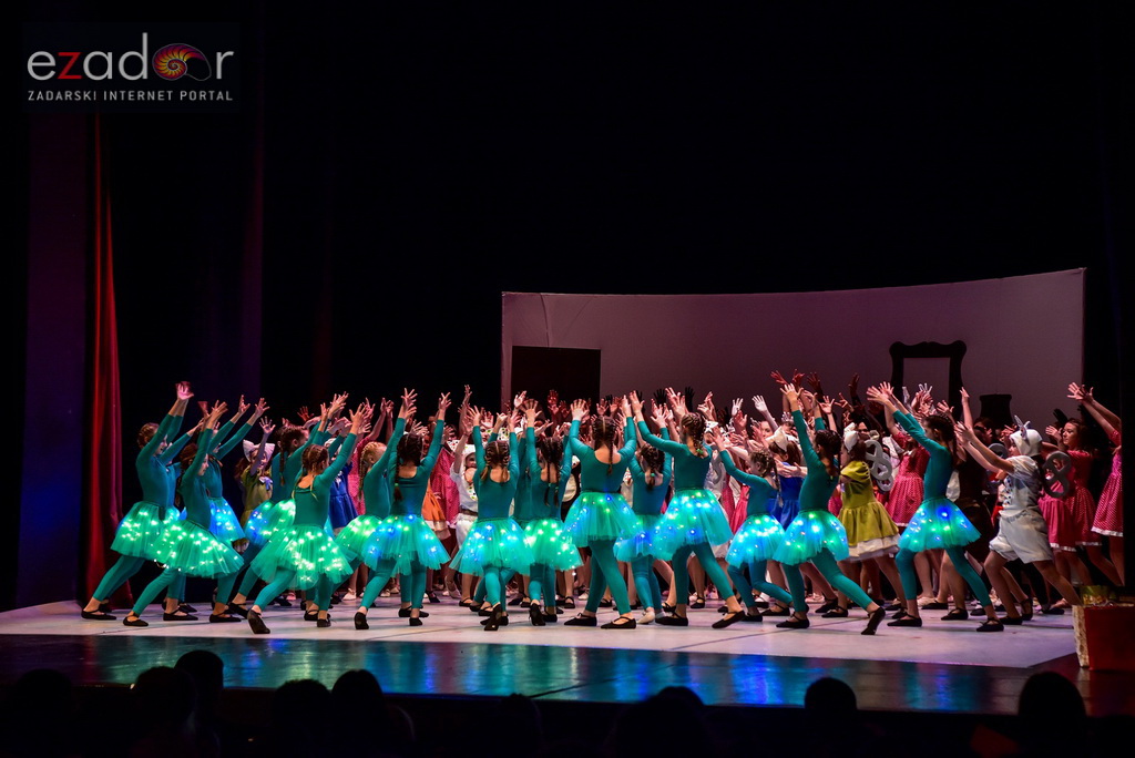 Predstava “Odgojoj” Plesne udruge Gesta u HNK Zadar