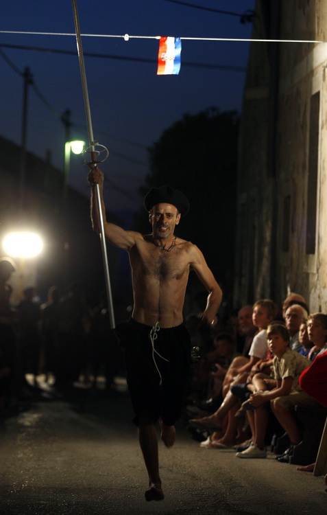 Zadar, 140811.
Na Bokanjcu se veceras odrzala 6. Alka. 35 alkara praceni limenom glazbom i pristranim navijacima pokazala su svoje umijece. KUD-a Bleke i konji organizirali su ovu manifestaciju. Alka se odrzala na bokanjackoj Kuntradi.
Foto: Jure Miskovic Zadar, 140811.
Na Bokanjcu se veceras odrzala 6. Alka. 35 alkara praceni limenom glazbom i pristranim navijacima pokazala su svoje umijece. KUD-a Bleke i konji organizirali su ovu manifestaciju. Alka se odrzala na bokanjackoj Kuntradi.
Foto: Jure Miskovic
