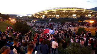Rijeke navijača ispred Poljuda pred početak utakmice Hrvatske i Walesa Rijeke navijača ispred Poljuda pred početak utakmice Hrvatske i Walesa