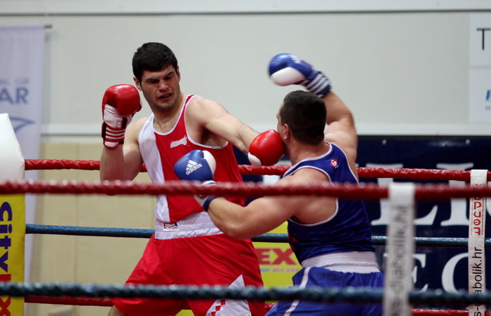 Zadar, 200413.
Dvorana Kresimira Cosica.
Prvenstvo Hrvatske u boksu.
Na fotografiji: Filip Hrgovic (Leonardo, crveni) i Jure Majic (Dijabolik, plavi).
Foto: Jure Miskovic / CROPIX Zadar, 200413.
Dvorana Kresimira Cosica.
Prvenstvo Hrvatske u boksu.
Na fotografiji: Filip Hrgovic (Leonardo, crveni) i Jure Majic (Dijabolik, plavi).
Foto: Jure Miskovic / CROPIX