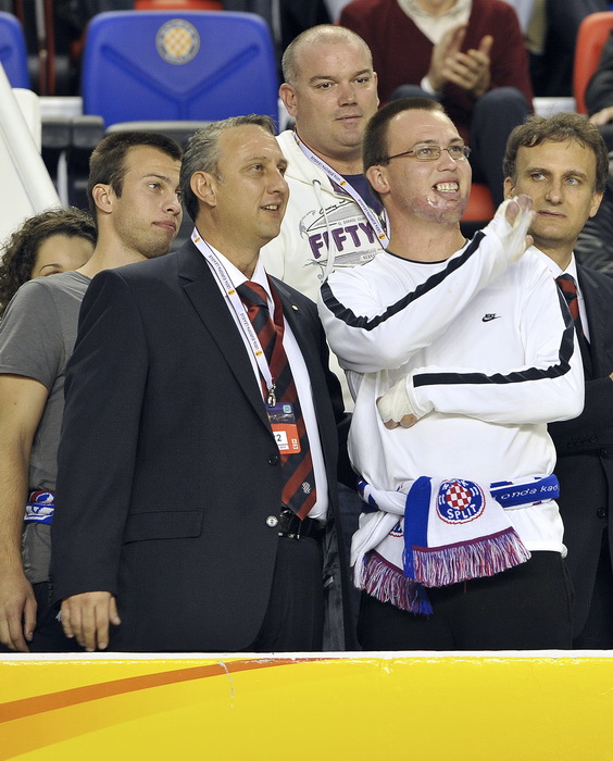 Split, 300910.
Stadion Poljud.
Nogometna utakmica drugog kola Europske lige,
Hajduk – Anderlecht.
Na fotografiji: Josko Svagusa i kornatski vatrogasac Frane Lucic.
Foto: Josko Ponos / CROPIX Split, 300910.
Stadion Poljud.
Nogometna utakmica drugog kola Europske lige,
Hajduk – Anderlecht.
Na fotografiji: Josko Svagusa i kornatski vatrogasac Frane Lucic.
Foto: Josko Ponos / CROPIX