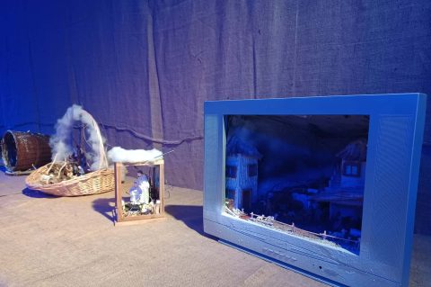 Autor izložbe je Perica Novosel. Božićne jaslice izložene su u kapeli sv. Roka, u organizaciji Narodnog muzeja Zadar i Tržnice Zadar d.o.o.