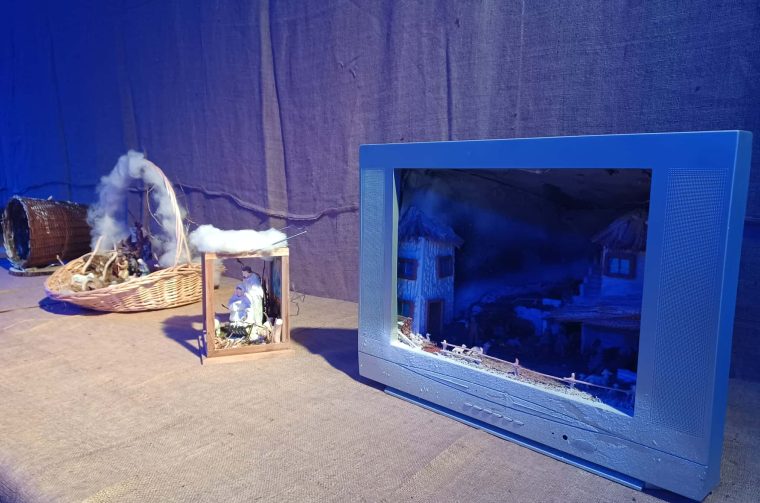 Autor izložbe je Perica Novosel. Božićne jaslice izložene su u kapeli sv. Roka, u organizaciji Narodnog muzeja Zadar i Tržnice Zadar d.o.o.