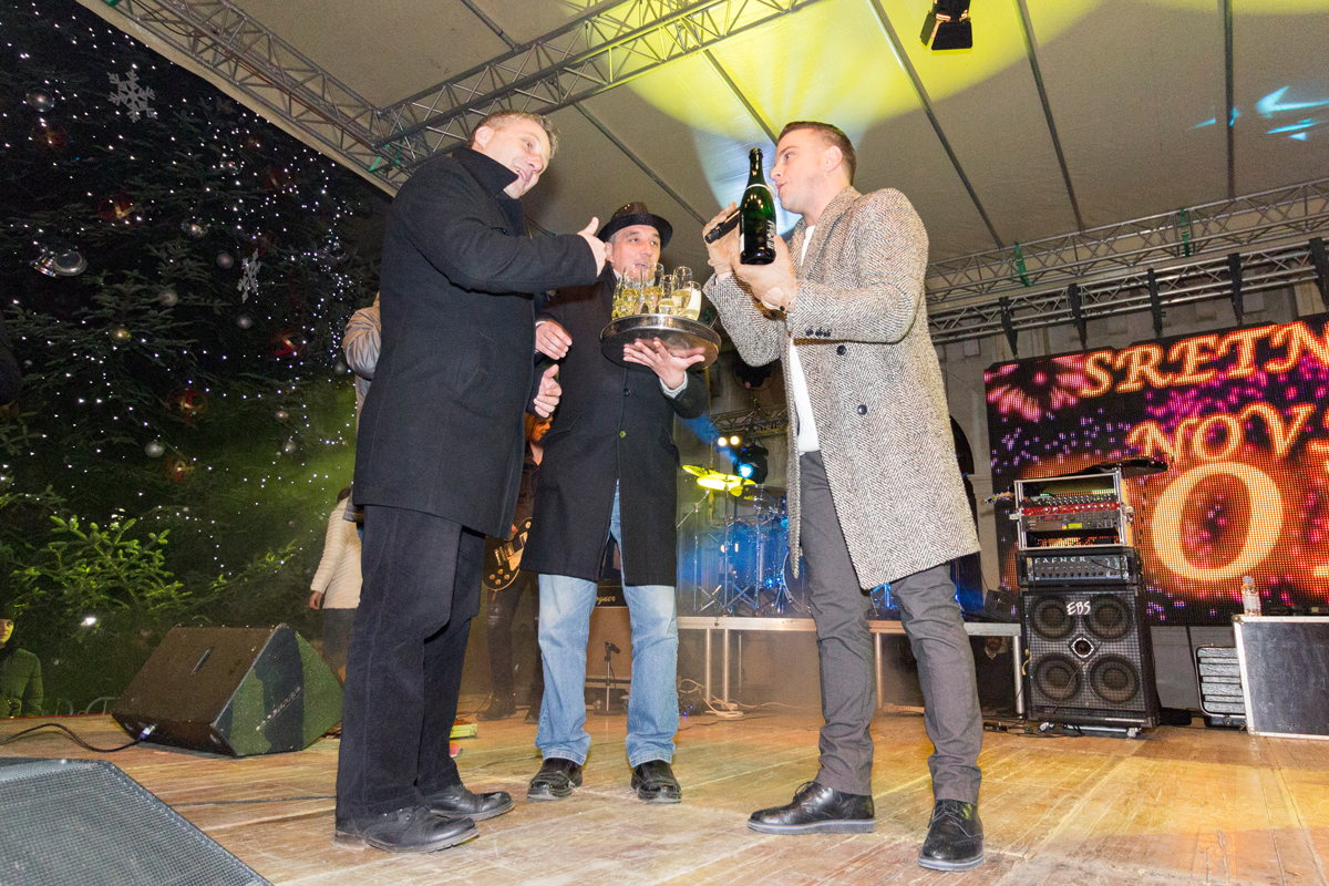 Doček 2017: Najluđa noć na zadarskom Poluotoku privukla više tisuća Zadrana i gostiju Doček 2017: Najluđa noć na zadarskom Poluotoku privukla više tisuća Zadrana i gostiju