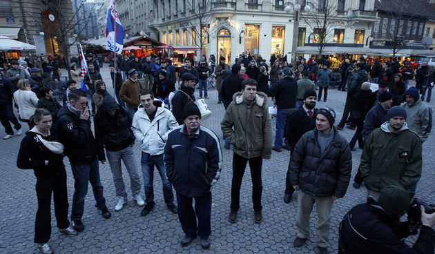Zagreb, 040311. 
Peti po redu, protuvladin prosvjed tzv. facebook grupe zapocinje veceras na Cvjetnom trgu. 
Na fotografiji: prosvjednici.
Foto: Davor Pongracic / CROPIX