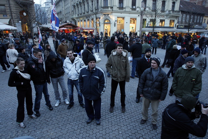 Zagreb, 040311.
Peti po redu, protuvladin prosvjed tzv. facebook grupe zapocinje veceras na Cvjetnom trgu.
Na fotografiji: prosvjednici.
Foto: Davor Pongracic / CROPIX Zagreb, 040311.
Peti po redu, protuvladin prosvjed tzv. facebook grupe zapocinje veceras na Cvjetnom trgu.
Na fotografiji: prosvjednici.
Foto: Davor Pongracic / CROPIX