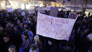 Zagreb, 040311.
Peti po redu, protuvladin prosvjed tzv. facebook grupe zapocinje veceras na Cvjetnom trgu.
Na fotografiji: prosvjednici.
Foto: Davor Pongracic / CROPIX Zagreb, 040311.
Peti po redu, protuvladin prosvjed tzv. facebook grupe zapocinje veceras na Cvjetnom trgu.
Na fotografiji: prosvjednici.
Foto: Davor Pongracic / CROPIX