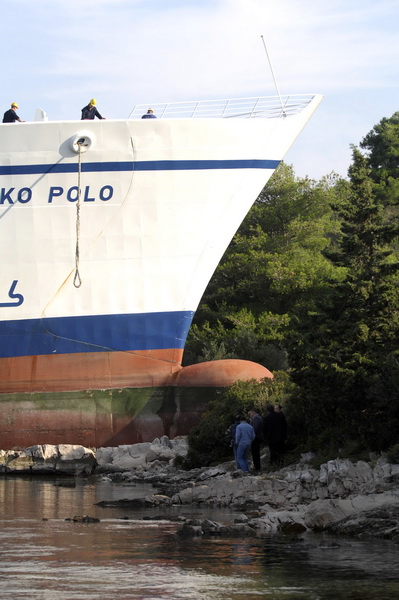 Kornati, Otok Sit, 261009 .
Putnicki brod Marko Polo nasukao se prekjucer unutar otoka Sita na sjeverozapadnoj strani. 
Marko Polo je provom zaorao barem desetak metara u kopno, srusio morske stijene i raslinje, probio zid ograde obitelji Kovacev i zausta