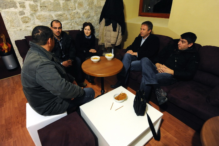 Zadar, 250313.
Nakon renovacije i prenamjene svecano je otvoren studentski klub “Bozo Lerotic”.
Na fotografiji: detalj s otvorenja.
Foto: Luka Gerlanc / CROPIX Zadar, 250313.
Nakon renovacije i prenamjene svecano je otvoren studentski klub “Bozo Lerotic”.
Na fotografiji: detalj s otvorenja.
Foto: Luka Gerlanc / CROPIX