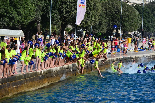10. dm Millennium Jump na zadarskoj rivi – 3 tisuće skakača poslalo prekrasnu priču u svijet 10. dm Millennium Jump na zadarskoj rivi – 3 tisuće skakača poslalo prekrasnu priču u svijet