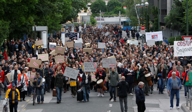 Zagreb, 20510.
Varsavska ulica.
Udruge Zelena akcija i Pravo na grad organiziraju nastavak prosvjeda gradjana zbog gradnje ulazno – izlazne rampe u Varsavskoj za garazu Hoto grupe Tomislava Horvatincica. Prosvjednici su sa koferima krenuli prema zgradi Dr
