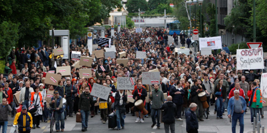 Zagreb, 20510.
Varsavska ulica.
Udruge Zelena akcija i Pravo na grad organiziraju nastavak prosvjeda gradjana zbog gradnje ulazno – izlazne rampe u Varsavskoj za garazu Hoto grupe Tomislava Horvatincica. Prosvjednici su sa koferima krenuli prema zgradi Dr Zagreb, 20510.
Varsavska ulica.
Udruge Zelena akcija i Pravo na grad organiziraju nastavak prosvjeda gradjana zbog gradnje ulazno – izlazne rampe u Varsavskoj za garazu Hoto grupe Tomislava Horvatincica. Prosvjednici su sa koferima krenuli prema zgradi Dr