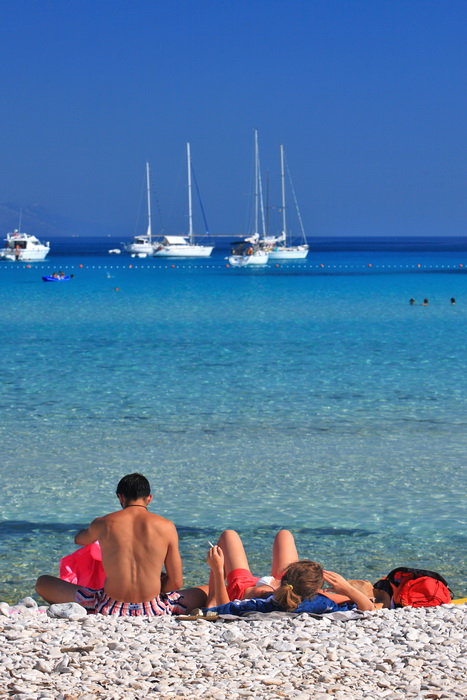 Dugi otok, 260609.
Dugi otok je jedva 1,5 sat udaljen od Zadra, jedan je od skrivenih Jadransih bisera. Sa raznolikom prirodom i plazama, cistim morem, on je namjenjen gostima koji vise cijene prirodu od zabave.
Na slici: plaza Saharun na juznoj strani Du