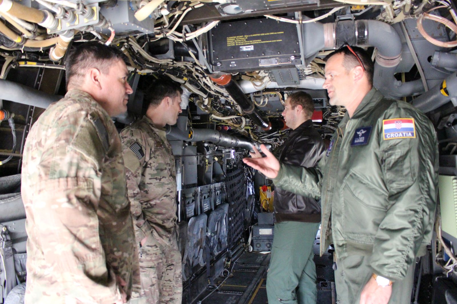 Djelatnici iz vojarne u Zemuniku obišli američke Osprey-e Djelatnici iz vojarne u Zemuniku obišli američke Osprey-e