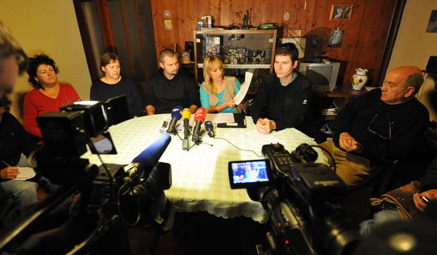 Zadar, 261112
Obrat u slucaju obitelji Vukic. Vukici su danas pozvali novinare zeleci objaviti vijest kako tvrtka Boskarija gradnja d.o.o. iz Buja u cije se ime provodila delozacija, uopce nije vlasnik doma Vukicevih vec su nekretninu prodali gospodji Urs