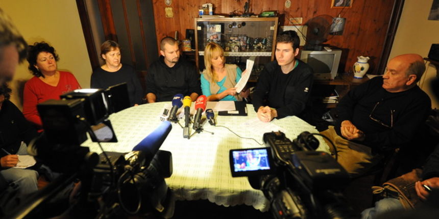 Zadar, 261112
Obrat u slucaju obitelji Vukic. Vukici su danas pozvali novinare zeleci objaviti vijest kako tvrtka Boskarija gradnja d.o.o. iz Buja u cije se ime provodila delozacija, uopce nije vlasnik doma Vukicevih vec su nekretninu prodali gospodji Urs