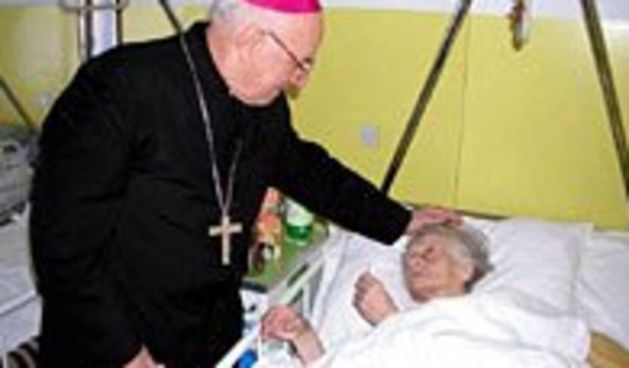 Mons. Prenđa u posjetu starima/Foto: Glas Koncila