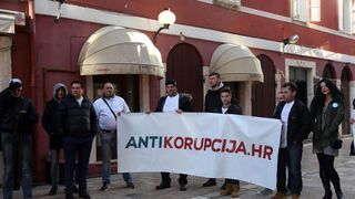 Ispred zgrade Županijskog suda održan skup podrške Stipi Petrini kojeg tuži sutkinja Maja Šupe Ispred zgrade Županijskog suda održan skup podrške Stipi Petrini kojeg tuži sutkinja Maja Šupe