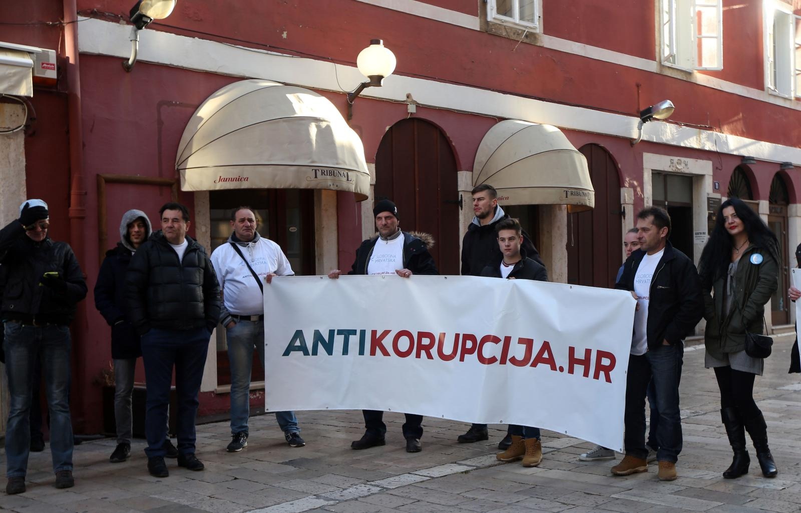 Ispred zgrade Županijskog suda održan skup podrške Stipi Petrini kojeg tuži sutkinja Maja Šupe Ispred zgrade Županijskog suda održan skup podrške Stipi Petrini kojeg tuži sutkinja Maja Šupe