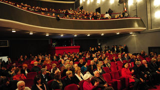 Zadar, 18.02.2013. snimio: Nenad Marčev
premijera HNK Zadar
Nikolaj Koljada: KOKOŠ, komedija
redatelj: Dražen Ferenčina
Igraju: Jasna Ančić, Tamara Šoletić, Žana Bumber,
Ivica Jončić, Mirko Šatalić,
Vinko Radovčič, Mimi Zadarski, Anto Zadar, 18.02.2013. snimio: Nenad Marčev
premijera HNK Zadar
Nikolaj Koljada: KOKOŠ, komedija
redatelj: Dražen Ferenčina
Igraju: Jasna Ančić, Tamara Šoletić, Žana Bumber,
Ivica Jončić, Mirko Šatalić,
Vinko Radovčič, Mimi Zadarski, Anto