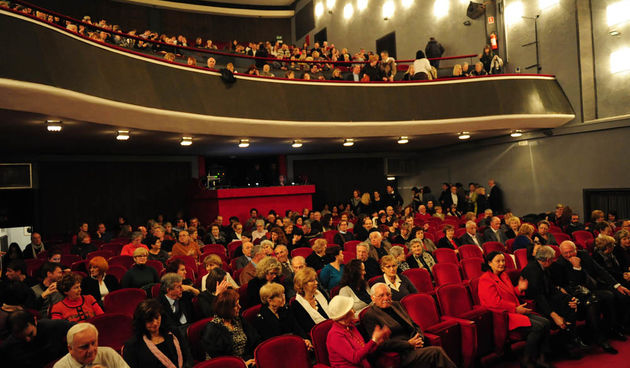 Zadar, 18.02.2013. snimio: Nenad Marčev 
premijera HNK Zadar 
Nikolaj Koljada: KOKOŠ, komedija 
redatelj: Dražen Ferenčina 
Igraju: Jasna Ančić, Tamara Šoletić, Žana Bumber, 
Ivica Jončić, Mirko Šatalić, 
Vinko Radovčič, Mimi Zadarski, Anto