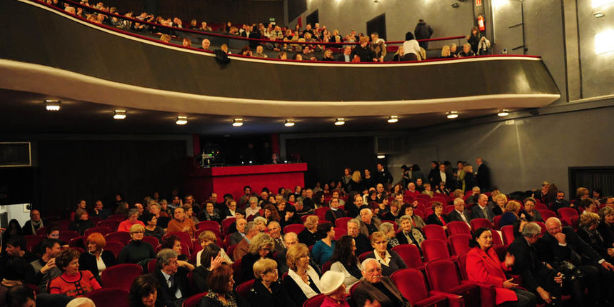 Zadar, 18.02.2013. snimio: Nenad Marčev 
premijera HNK Zadar 
Nikolaj Koljada: KOKOŠ, komedija 
redatelj: Dražen Ferenčina 
Igraju: Jasna Ančić, Tamara Šoletić, Žana Bumber, 
Ivica Jončić, Mirko Šatalić, 
Vinko Radovčič, Mimi Zadarski, Anto