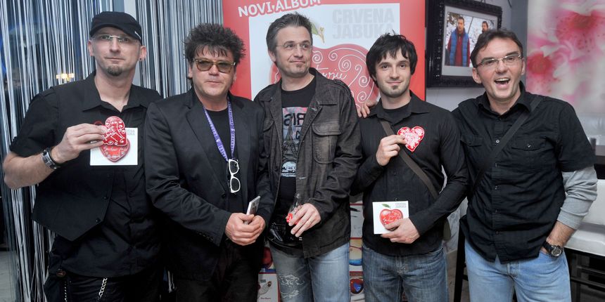 Crvena jabuka Crvena jabuka