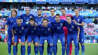 U dvoboju zadnjeg, 3. kola D skupine EURA u Bordeauxu igraju nogometaši Hrvatske i Španjolske (1-1).   Pred 40.000 gledatelja na stadionu Matmut Atlantic sudi Bjorn Kuipers.    Strijelci: 0-1 Morata (7), 1-1 Kalinić (45)