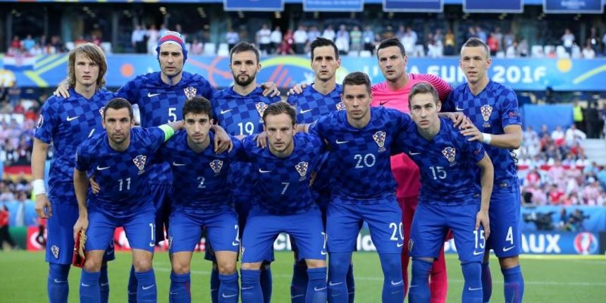 U dvoboju zadnjeg, 3. kola D skupine EURA u Bordeauxu igraju nogometaši Hrvatske i Španjolske (1-1). Pred 40.000 gledatelja na stadionu Matmut Atlantic sudi Bjorn Kuipers. Strijelci: 0-1 Morata (7), 1-1 Kalinić (45) U dvoboju zadnjeg, 3. kola D skupine EURA u Bordeauxu igraju nogometaši Hrvatske i Španjolske (1-1). Pred 40.000 gledatelja na stadionu Matmut Atlantic sudi Bjorn Kuipers. Strijelci: 0-1 Morata (7), 1-1 Kalinić (45)