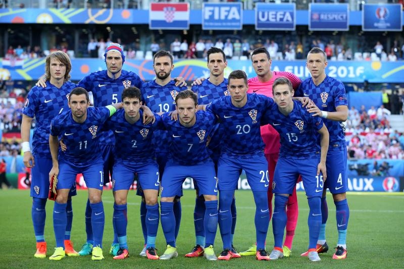U dvoboju zadnjeg, 3. kola D skupine EURA u Bordeauxu igraju nogometaši Hrvatske i Španjolske (1-1).   Pred 40.000 gledatelja na stadionu Matmut Atlantic sudi Bjorn Kuipers.    Strijelci: 0-1 Morata (7), 1-1 Kalinić (45)