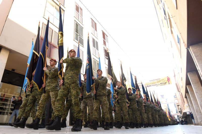 Mimohod postrojbi sudionica VRO Maslenica ulicama Zadra u povodu 24. obljetnice Mimohod postrojbi sudionica VRO Maslenica ulicama Zadra u povodu 24. obljetnice