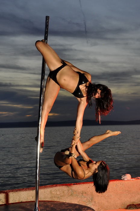 Rab, 070911.
Mlade i atraktivne Ceske studentice njih trinaest ljubiteljice aerobika, akrobacija na svili i plesa na stangi aktivno provode svoj godisnji odmor u uvali Veli mel (Supetarska Draga) vjezbajuci skoro pa cijeli dan ono sto najvise vole. Na sli