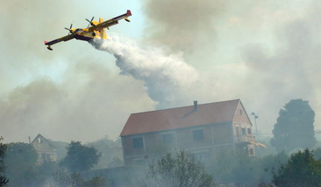 Skabrnja, 090909.
Veliki pozar koji je izbio izmedju Skabrnje i Nadina, razbuktao se i zaprijetio je kucama.
U pomoc gasiteljima stigla su dva kanadera i dva air traktora.
Jak vjetar otezava gasenje. 
Na slici: kanader gasi pozar.
Foto: Branislav Grgurovi