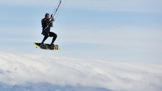 Jaka bura pružila je prigodu nekolicini kitesurfera da pokažu svoje umjeće na ninskoj plaži.  Photo: Dino Stanin/PIXSELL