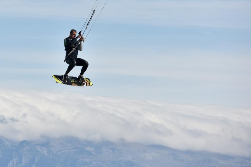Jaka bura pružila je prigodu nekolicini kitesurfera da pokažu svoje umjeće na ninskoj plaži.  Photo: Dino Stanin/PIXSELL