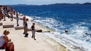 Guštanje u valovima i glazbi Morskih orgulja, a sliku je upotpunio jedrenjak Club Med 2. Foto: Mladen Malik Guštanje u valovima i glazbi Morskih orgulja, a sliku je upotpunio jedrenjak Club Med 2. Foto: Mladen Malik