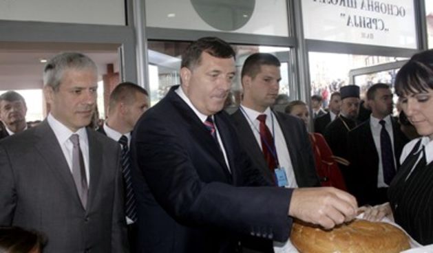 Predsjednik Vlade Republike Srpske (RS) Milorad Dodik i predsjednik Srbije Boris Tadić otvorili su u utorak na Palama novosagrađenu Osnovnu školu Srbija (Foto: V. M. Tauber/CROPIX)