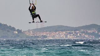 Na krilima juga: surferi i kiteri uživaju na Vitrenjaku