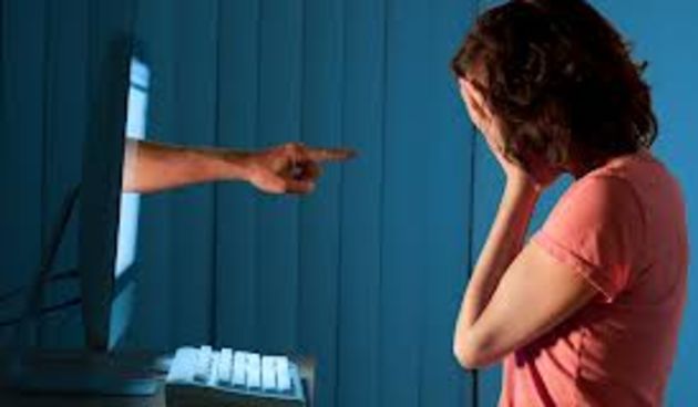 cyberbullying, foto-http://www.sidedooryk.com/cyber-bullying-by-james-fox/