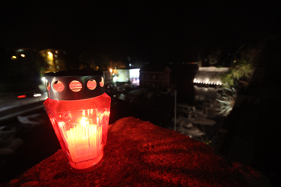 Svijeće na Kopnenim vratima i bedemu u Foši (foto:Saša Čuka) Svijeće na Kopnenim vratima i bedemu u Foši (foto:Saša Čuka)