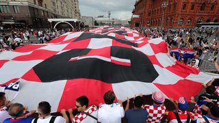 Hrvatski navijači u centru Moskve razvili divovsku zastavu Hrvatski navijači u centru Moskve razvili divovsku zastavu