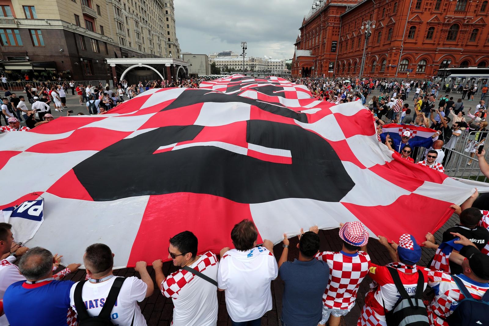 Hrvatski navijači u centru Moskve razvili divovsku zastavu Hrvatski navijači u centru Moskve razvili divovsku zastavu