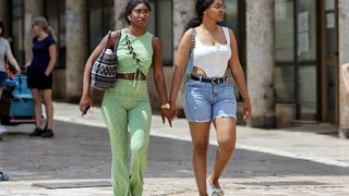 Sunčana nedjelja: Domaći i turisti na ulicama grada Sunčana nedjelja: Domaći i turisti na ulicama grada