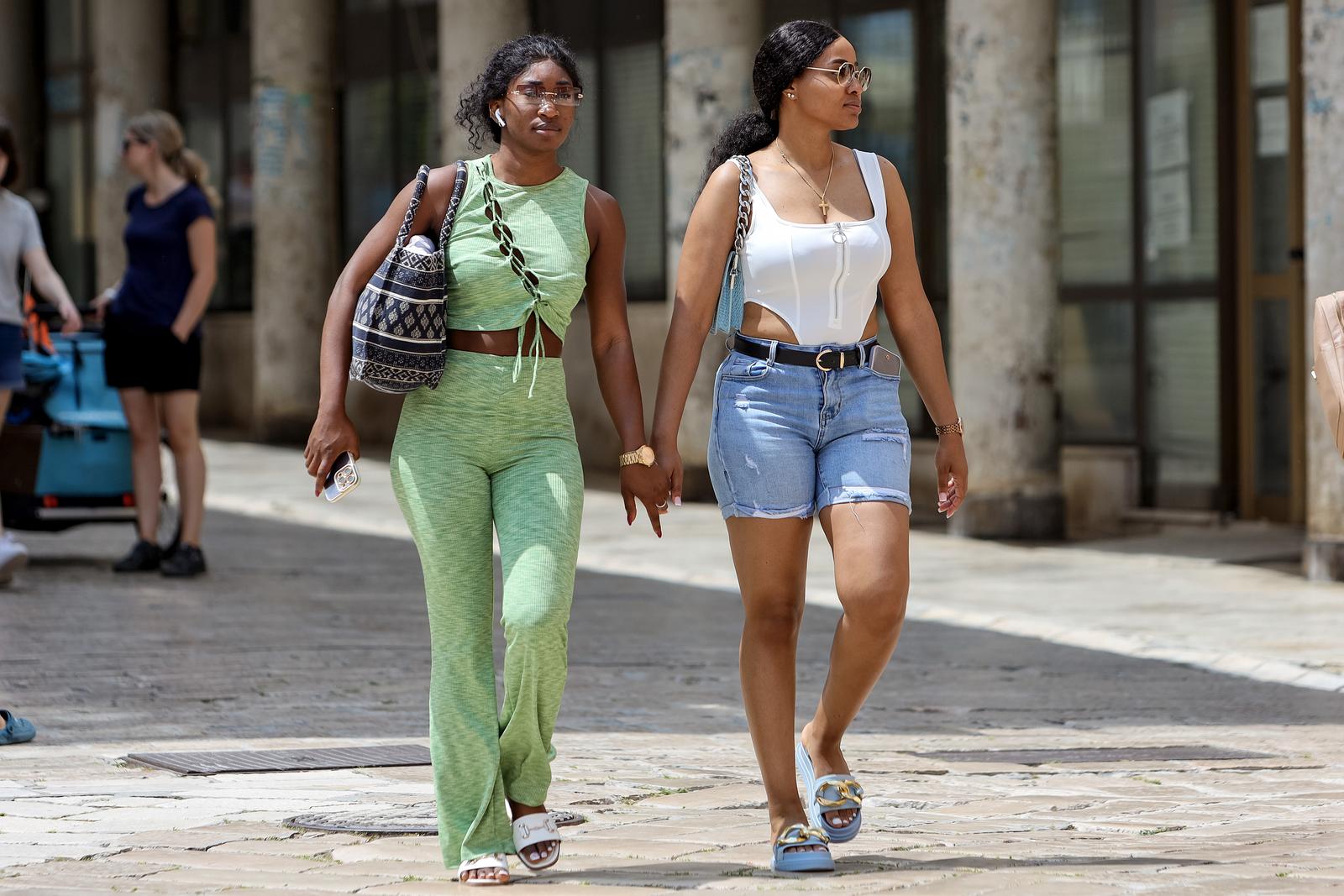 Sunčana nedjelja: Domaći i turisti na ulicama grada Sunčana nedjelja: Domaći i turisti na ulicama grada