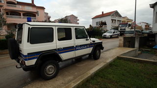 Zadar, 171212.
Zadarska tvrtka Franto koju je angazirao Grad Zadar probija put prema stanarima Galicevih zgrada u Diklu cemu se stanari protive te traze vracanje prvobitnog puta jer je ovo privremeno rjesenje. Spor oko pristupnog puta na Poljani Dragutin Zadar, 171212.
Zadarska tvrtka Franto koju je angazirao Grad Zadar probija put prema stanarima Galicevih zgrada u Diklu cemu se stanari protive te traze vracanje prvobitnog puta jer je ovo privremeno rjesenje. Spor oko pristupnog puta na Poljani Dragutin