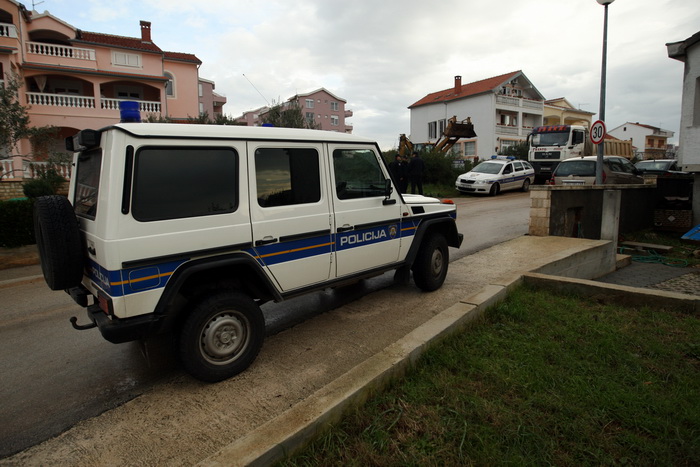 Zadar, 171212.
Zadarska tvrtka Franto koju je angazirao Grad Zadar probija put prema stanarima Galicevih zgrada u Diklu cemu se stanari protive te traze vracanje prvobitnog puta jer je ovo privremeno rjesenje. Spor oko pristupnog puta na Poljani Dragutin Zadar, 171212.
Zadarska tvrtka Franto koju je angazirao Grad Zadar probija put prema stanarima Galicevih zgrada u Diklu cemu se stanari protive te traze vracanje prvobitnog puta jer je ovo privremeno rjesenje. Spor oko pristupnog puta na Poljani Dragutin