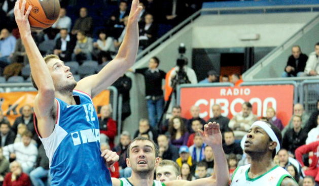 Zagreb, 111109. Kosarkaski centar Drazen Petrovic, Euroleague, 4. kolo, susret ekipa KK Cibona i Zalgiris. Na slici: Luksa Andric 12, Mirza Begic 15, Travis Waston 35. Foto: Damir Krajac / CROPIX